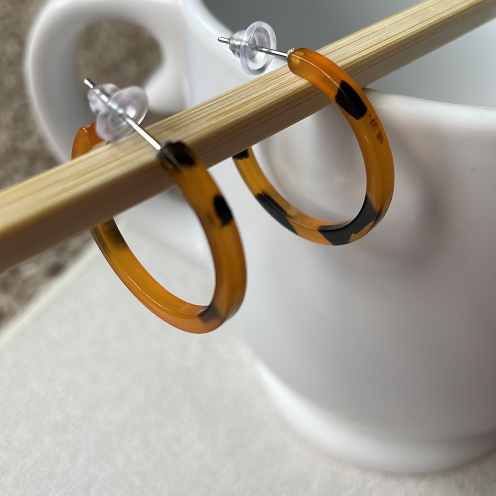 Tortoise shell open hoops - Picture 3 of 3